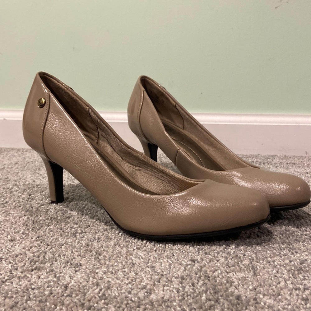 Comfortable Nude Pumps size 6 brand new